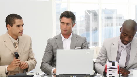 hombres de negocios trabajando duro.
