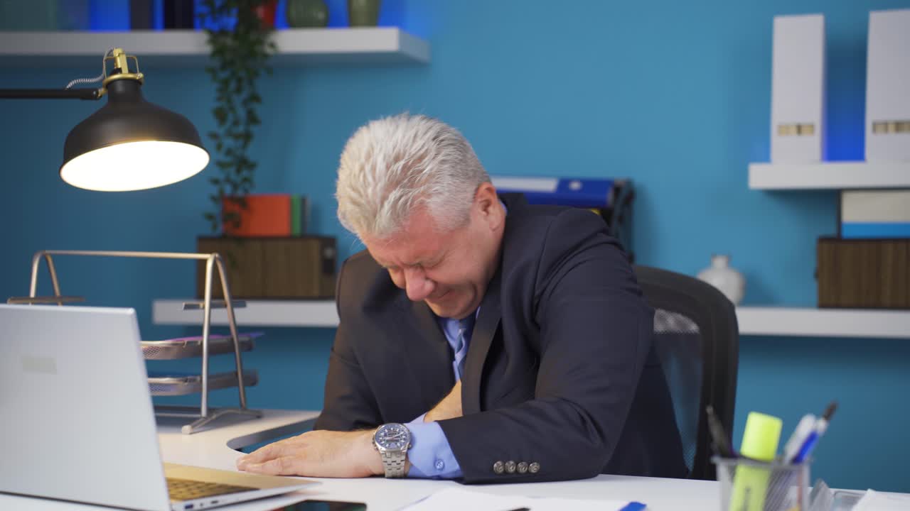 심장마비로 쓰러진 사업가.