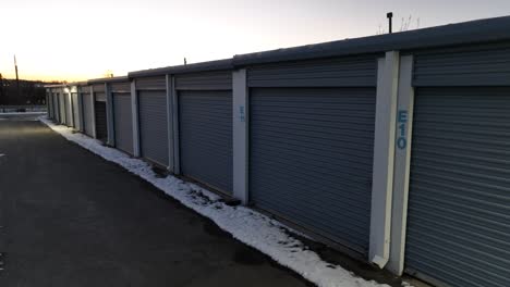 Altes,-Rostiges-Lagerhaus,-Temporäre-Lagerung-Oder-Self-Storage-Einheit-Gebäude-Bei-Sonnenuntergang-In-Den-USA