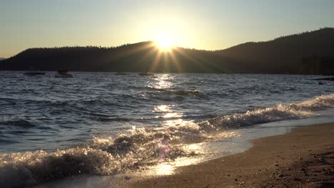 Atemberaubender-Sonnenuntergang,-Der-über-Die-Sierra-Nevada-berge-In-Lake-Tahoe,-Nevada-Fällt