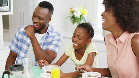 Familia-Feliz-Desayunando-Juntos