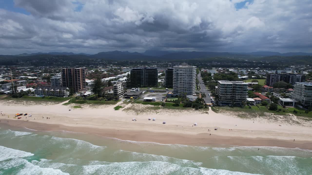 nubes de tormenta sobre palm beach - costa de oro - queensland qld - australia - disparo de un avión no tripulado
