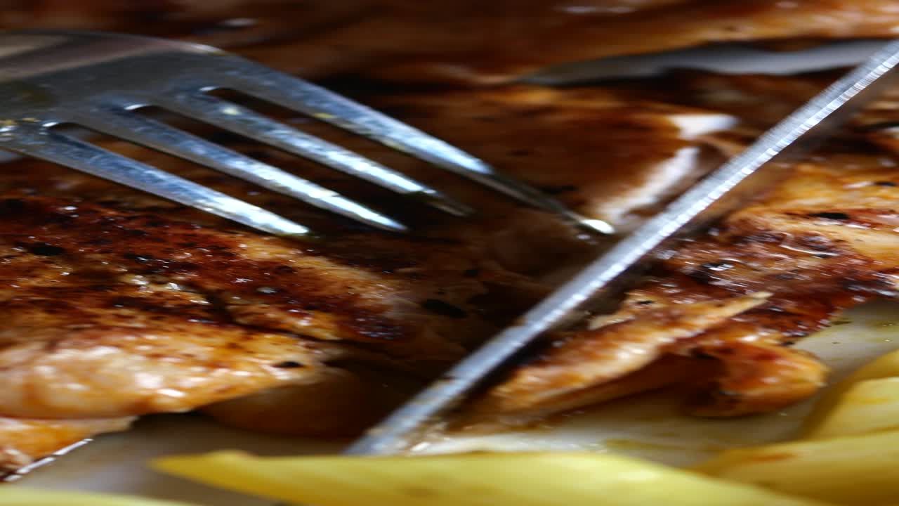 포크와 칼로 긴 스테이크/