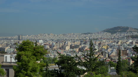 Weitläufiger-Blick-Auf-Die-Stadt-Athen-Von-Oben-Bei-Klarem-Himmel