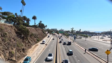 Tráfico-A-Lo-Largo-De-La-Autopista-De-La-Costa-Pacífica--1-Cerca-De-Santa-Monica,-California-En-Un-Día-Típico---Vista-Desde-Un-Paso-Elevado