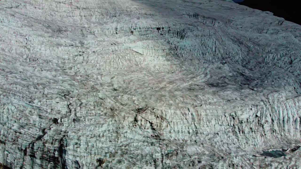 기후 변화와 지구 온난화 속에서 후아라즈 페루의 빙하가 녹고 남아메리카의 안데스 산맥에서 5천 미터 이상