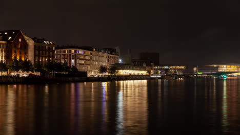 Kopenhagener-Nächtliches-Stadtbild-Mit-Wasserspiegelung-Im-Zeitraffer