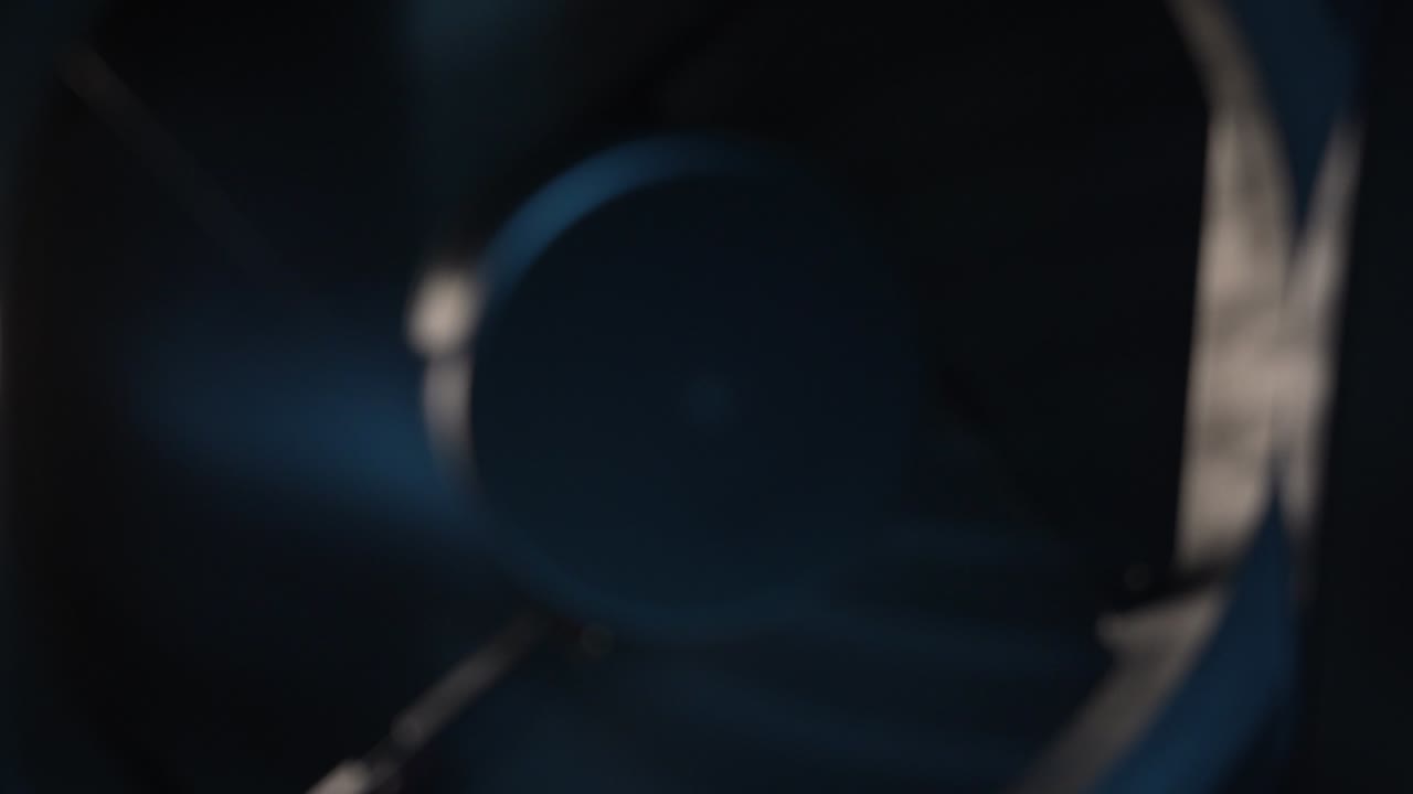 el fondo borroso de un ventilador de computadora giratorio
