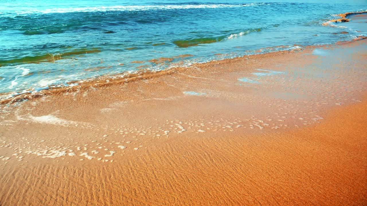 모래 해변의 원활한 루프, 부드러운 티르코이즈 파도