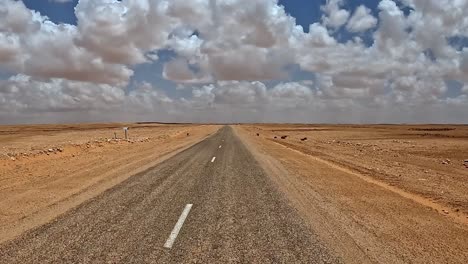 Increíble-Vista-En-Primera-Persona-Mientras-Se-Conduce-Por-Una-Carretera-Desértica-En-Túnez