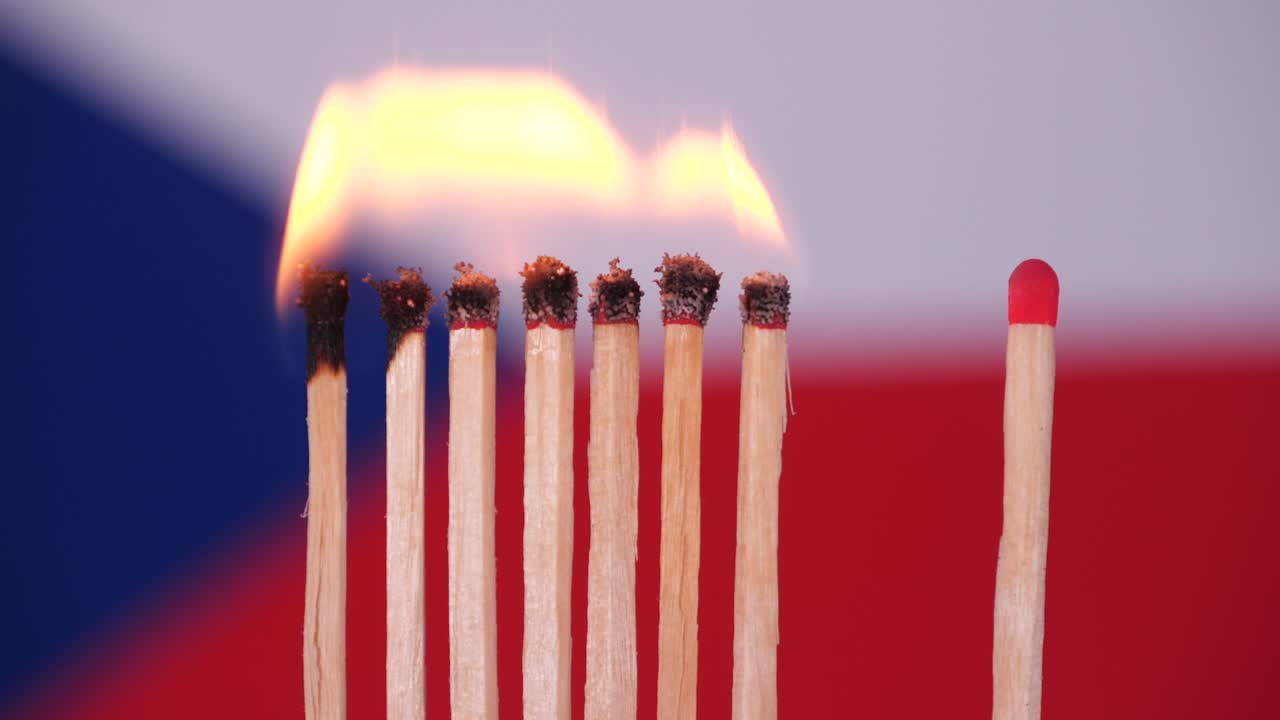 brote de coronavirus, distanciamiento social en austria. concepto: propagación de la epidemia, efecto dominó, covid-19, fósforos quemados aislados, detener la propagación del virus, mantener la cuarentena, bloqueo