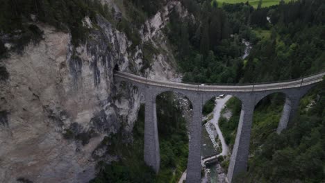 el famoso paso aéreo del viaducto landwasser en el cantón de graubunden en los alpes