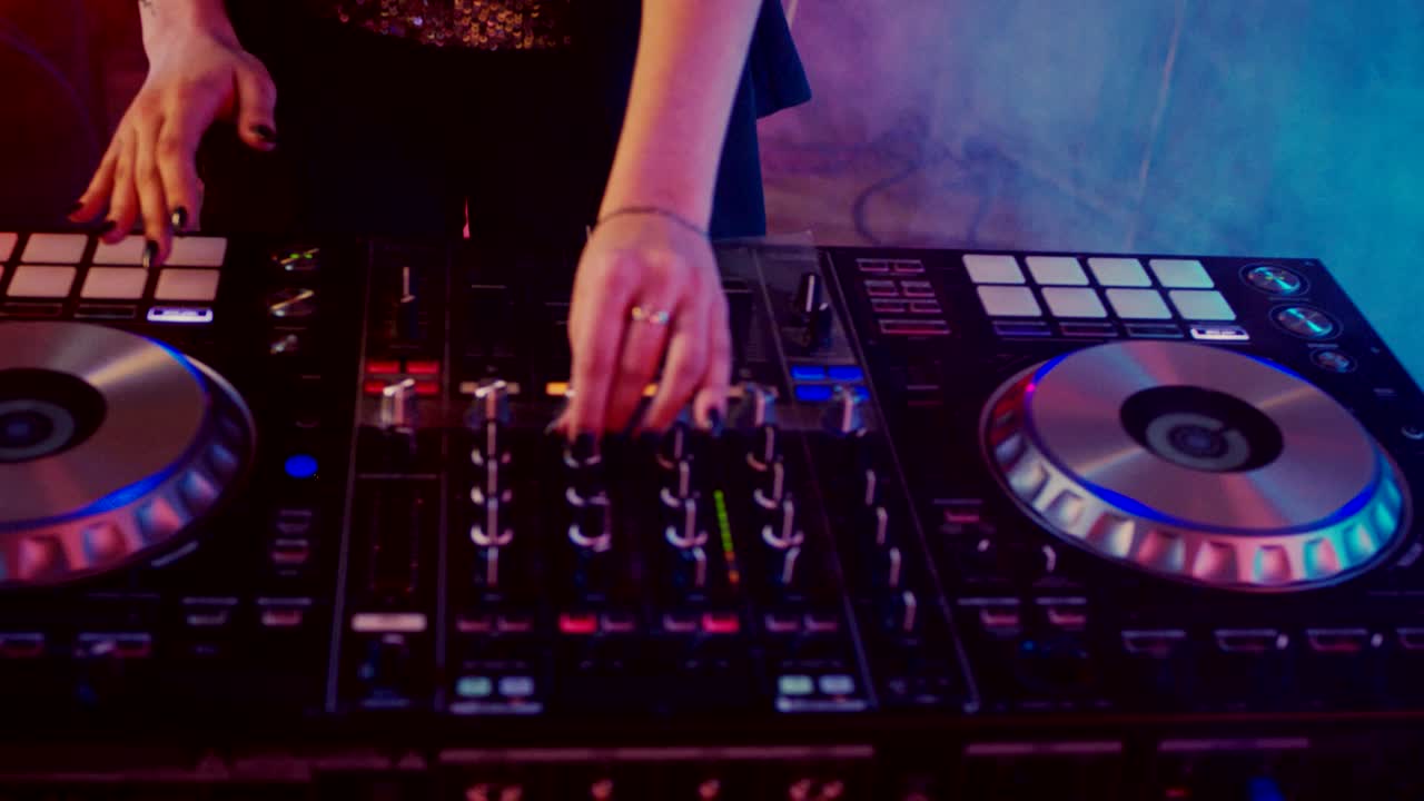 dziewczyna dj grająca w klubie nocnym.