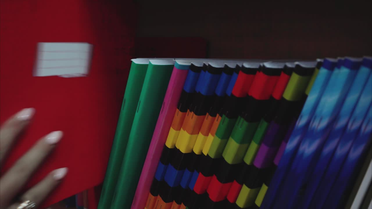 persona que arregla libros en una estantería