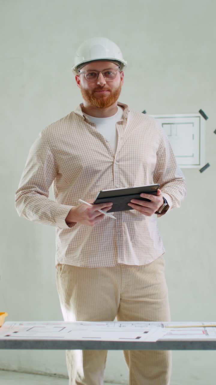 arquitecto que revisa los planos de construcción