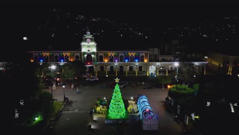 Außenfassade-Des-Rathauses-Von-Ciudad-Guzman-Mit-Bunten-Weihnachtsornamenten-In-Der-Nacht-In-Jalisco,-Mexiko