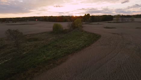 Puesta-De-Sol-Sobre-Tierras-De-Cultivo-Cerca-De-Lowell,-Michigan