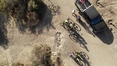 Leute,-Die-Einen-MTB-Sprung-Beobachten