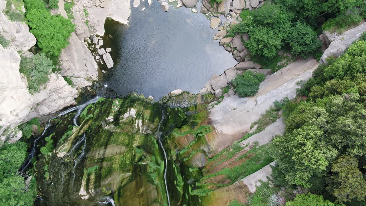 poderosa revelación aérea del lago y la cascada empinada en salt, girona, cataluña
