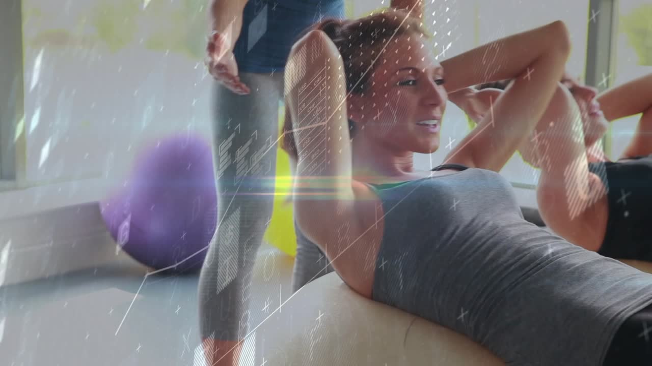 Video vertical: Dos mujeres haciendo abdominales sobre balones de ejercicio, siguiendo las indicaciones del entrenador, con superposiciones de fitness que resaltan la técnica.