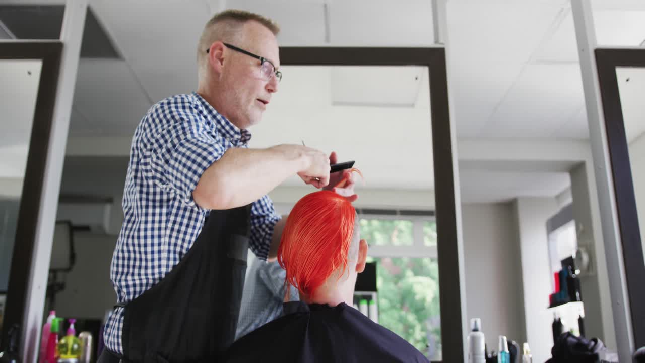 vista trasera mujer con el cabello cortado por un peluquero