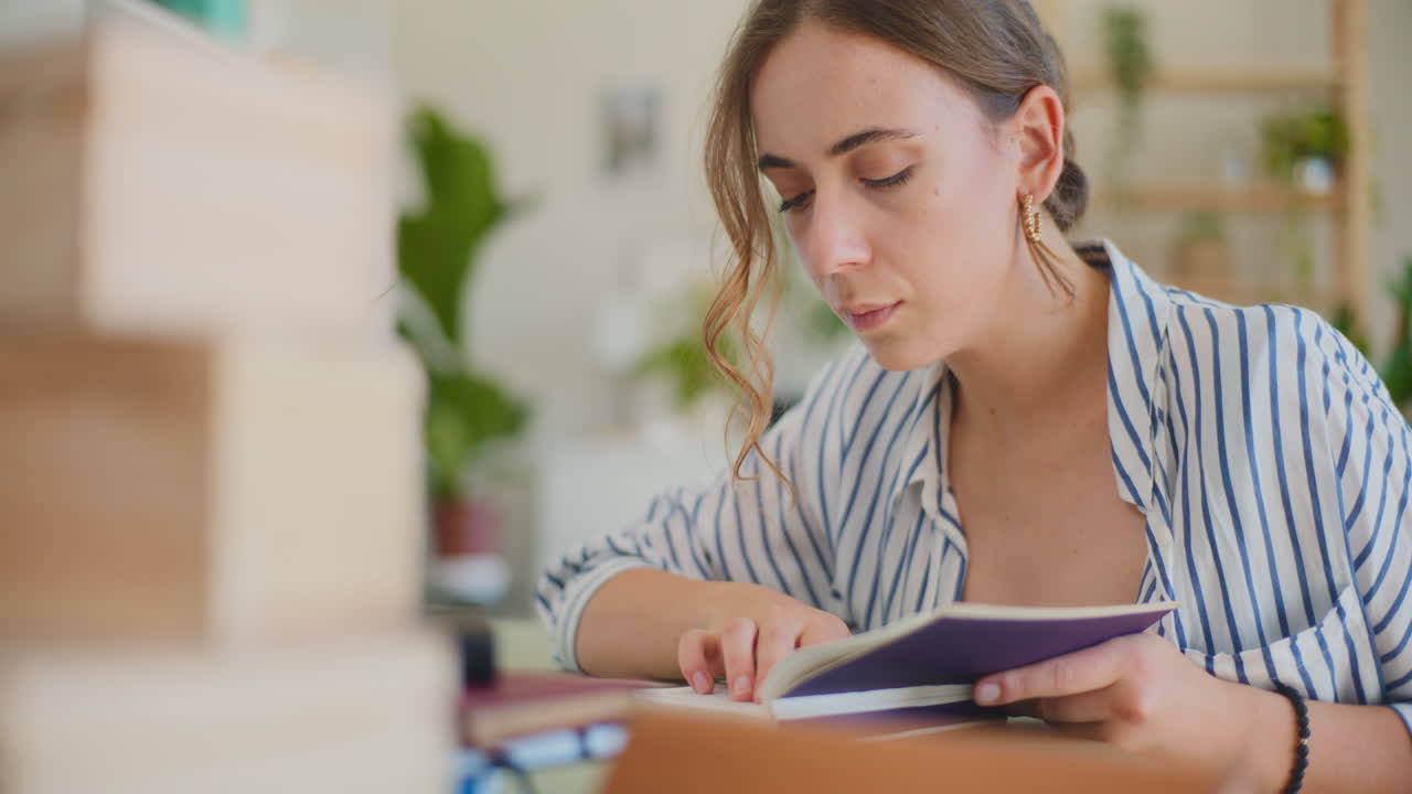 mujer estudiando libros aprendiendo en casa