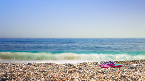 Lapso-De-Tiempo-De-Playa-De-Guijarros-Con-Chanclas-En-La-Escena