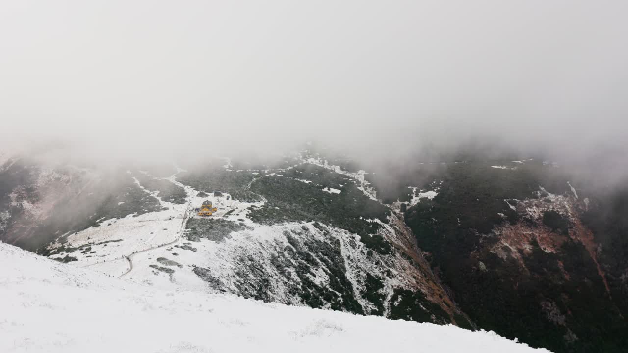 폴란드 산, 노란색 피난처 건물, dom slaski, 겨울 시나리오