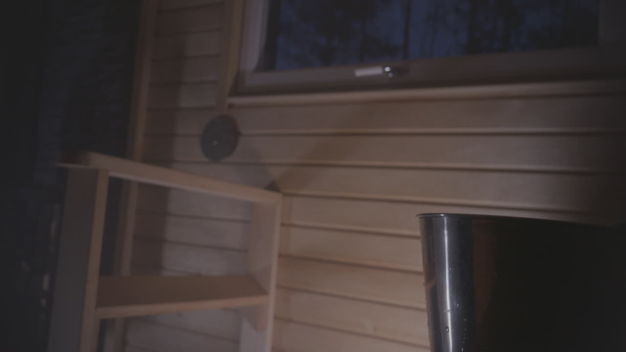 auténtica sauna de leña en finlandia, agregando agua a la estufa