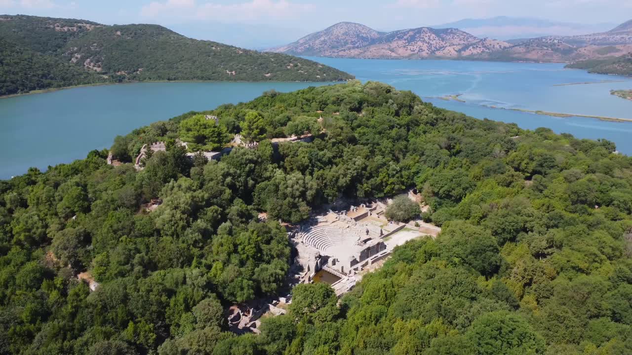 Vista aérea do antigo teatro de Butrint, Albânia