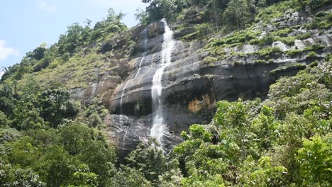 hermosa cascada de sri lanka llamada cataratas rikili en la provincia de sabaragamuwa