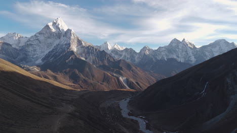 Drohne-Erfasst-Atemberaubende-Luftaufnahme-Der-Bergkette-Mit-Ama-Dablam-Vom-Thukla-Pass-Auf-Der-Everest-Base-Camp-Wanderung