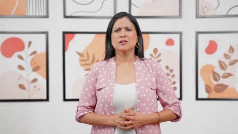 mujer india triste