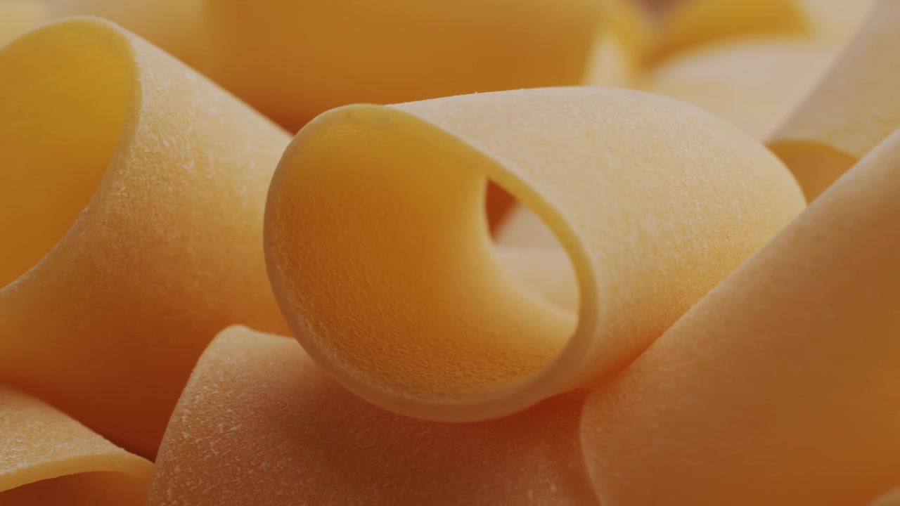 Primo piano macro di pasta italiana secca cruda