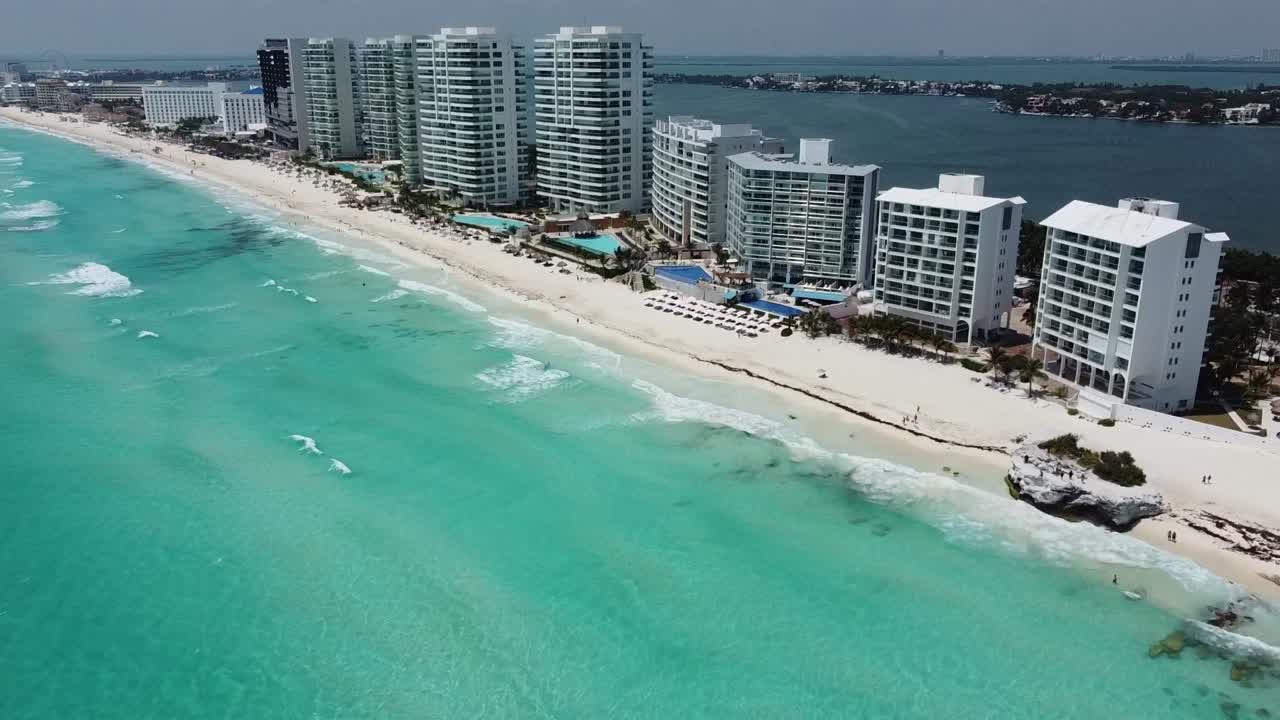 Lungomare di Cancun con acque turchesi ed edifici bianchi, giornata luminosa, vista aerea