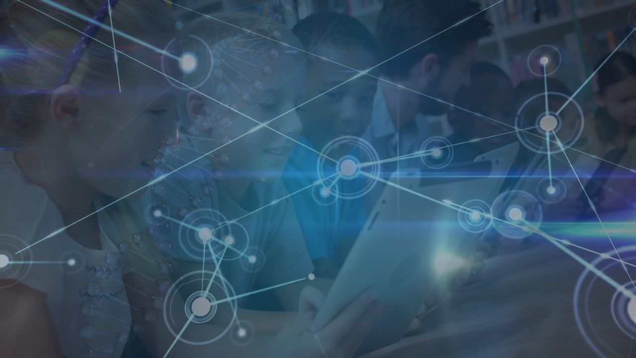 animación de la red de conexiones a través de alumnos felices y diversos que usan tablets en la escuela