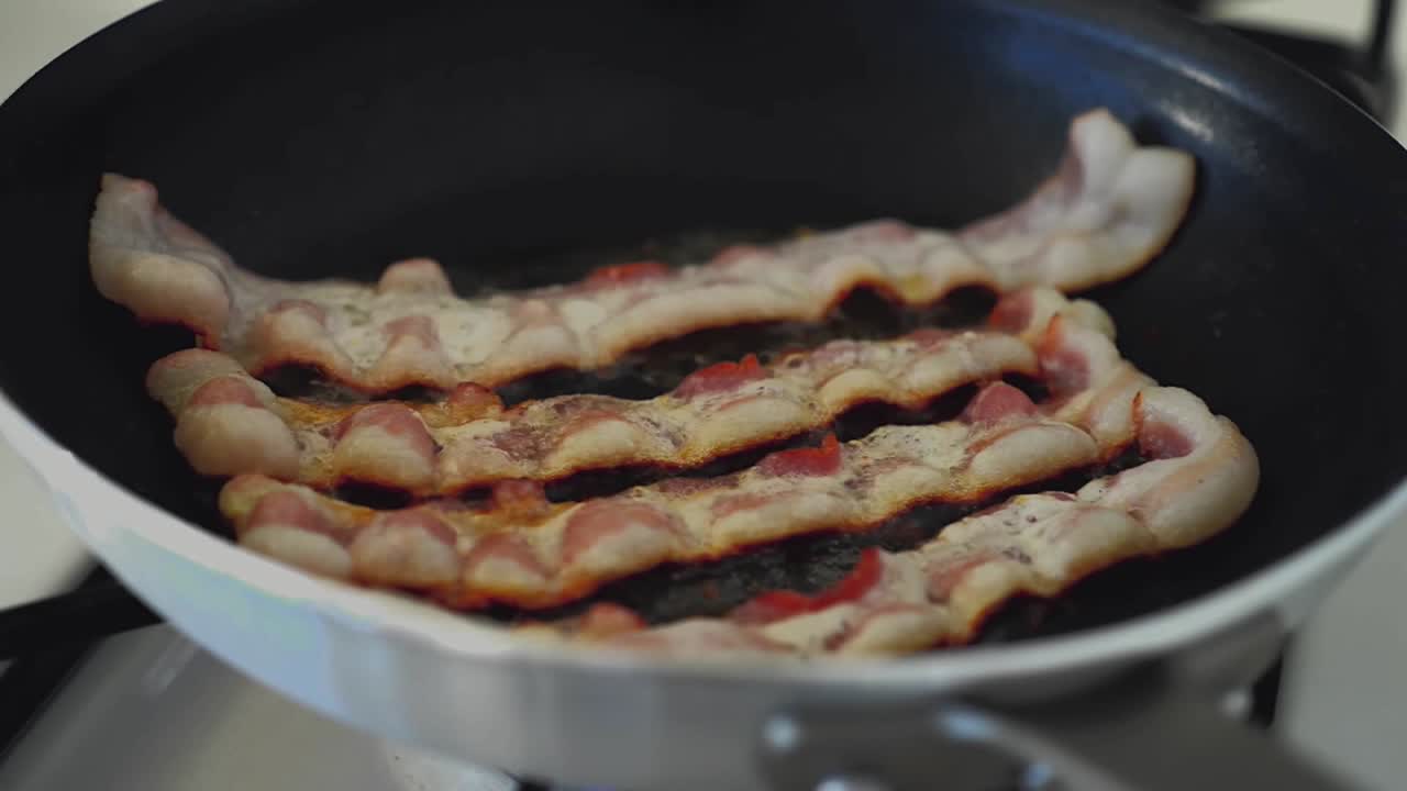 베이컨 조각은 프라이팬에 굽는다.