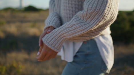 modelo irreconocible caminando naturaleza primer plano. otoño manos de la mujer calentándose solas