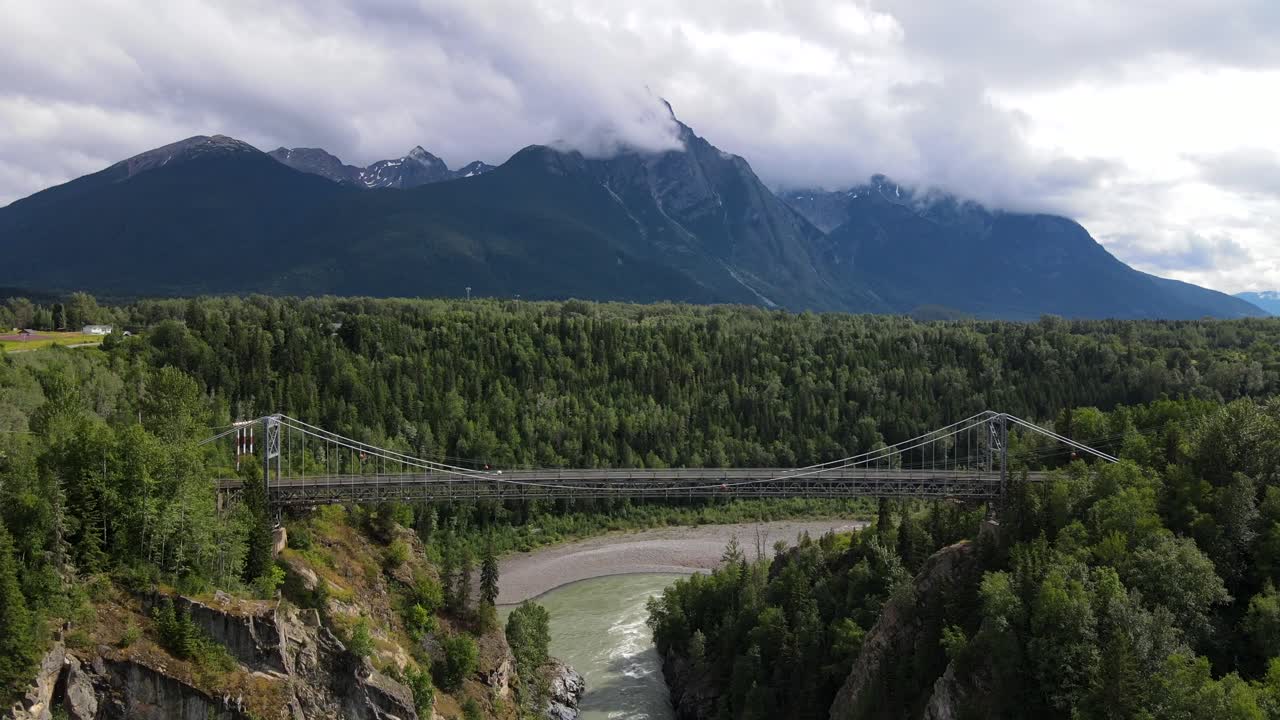 imágenes aéreas cinematográficas de 4k del puente del cañón hagwilget en el norte de columbia británica en verano