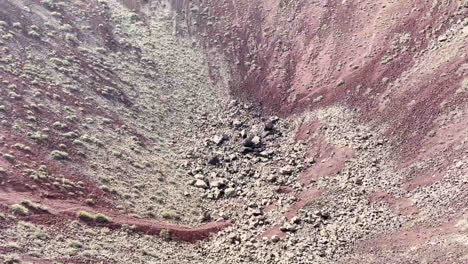 Tiro-Inclinado-Hacia-Arriba-En-Un-Volcán-Muerto,-Hacia-Un-Lado-Mostrando-Toba-Robusta