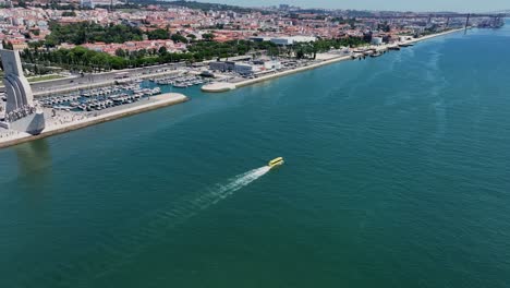 Ein-Boot,-Das-Wie-Ein-Bus-Aussieht,-Im-Fluss-Bei-Lissabon