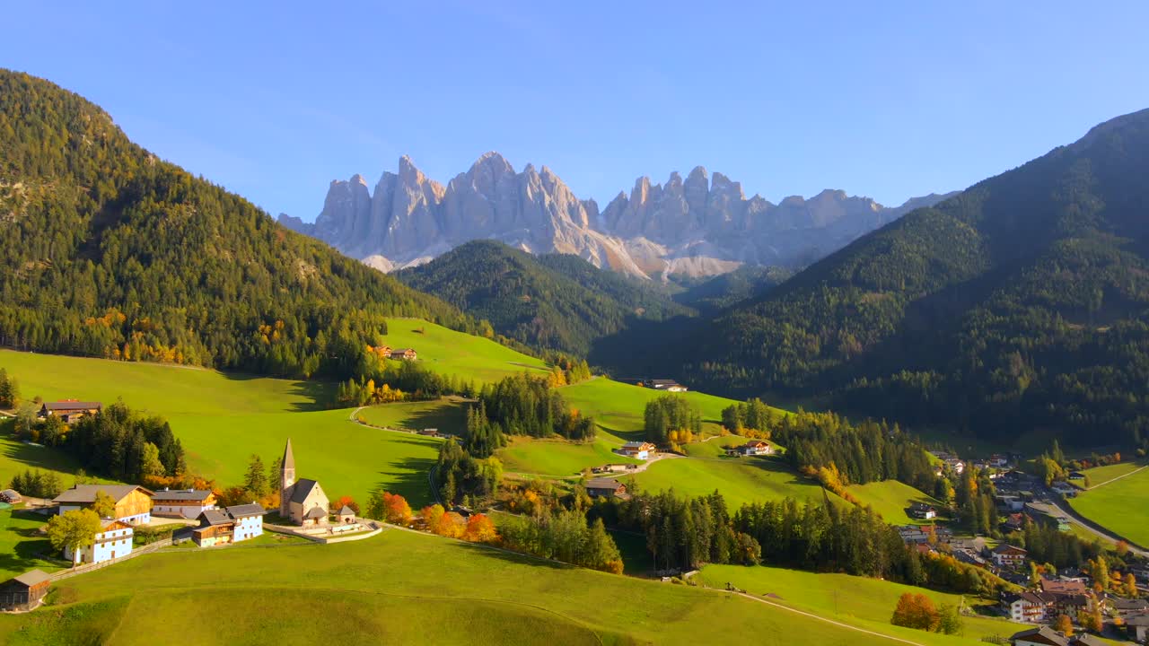 유럽 알프스의 이탈리아 백운석에 있는 키에사 디 산타 마달레나 교회의 넓은 드론 영상