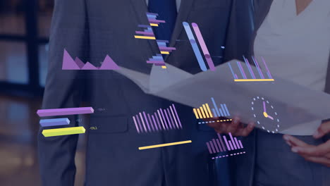 animación de diagramas y procesamiento de datos sobre diversos colegas que hablan en la oficina