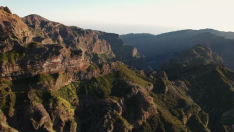 Drone-Aéreo-Cielo-Despejado,-Montañas,-Madeira,-Portugal