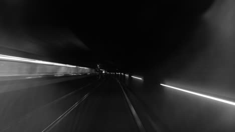 lapso de tiempo monocromo del tren del metro en la ruta