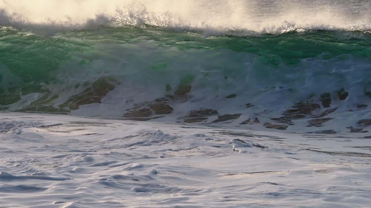 hermosas olas del océano en cámara lenta chocando y rompiendo en la orilla del mar en hawaii
