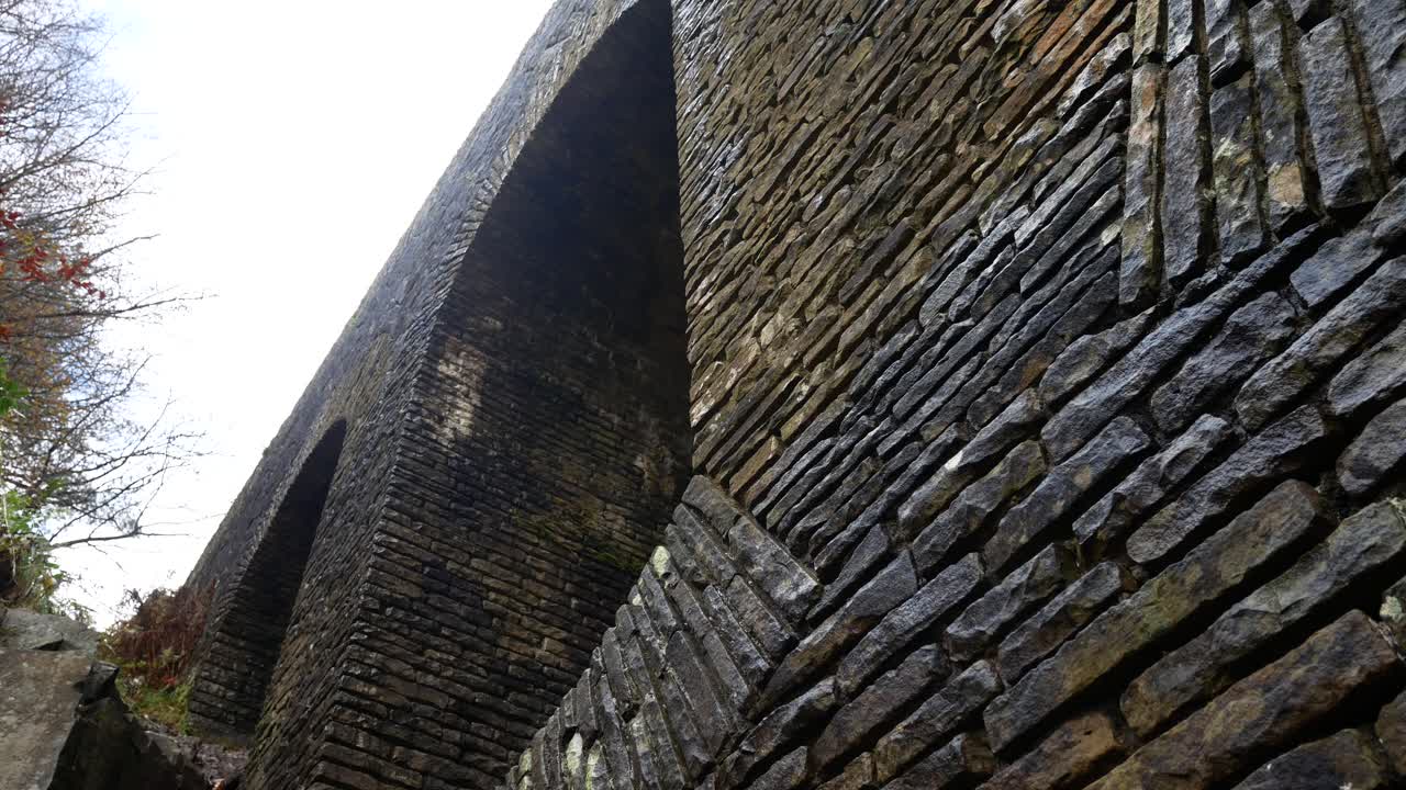 쌓인 돌 장식 아치형 다리 폐허 가을 리빙턴 정원 올려다 돌리 오른쪽