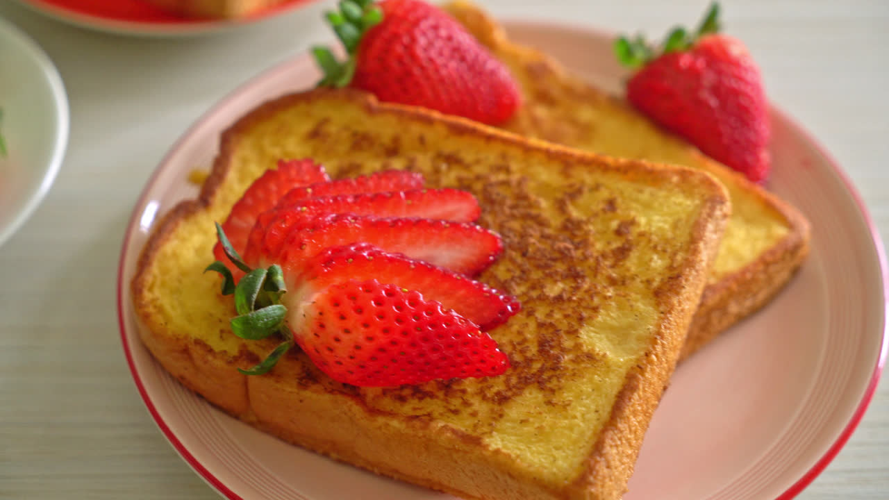 toast francese con fragole fresche sul piatto
