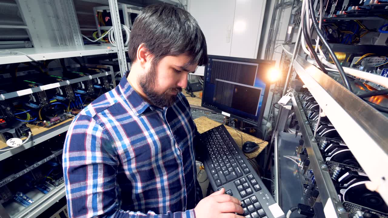 el hombre barbudo está minando criptomoneda por medio de equipos especiales