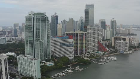 vista aérea más amplia de varios edificios en el centro de miami moviéndose de derecha a izquierda